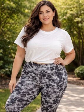 Old Navy white top & Black and White Tie-Dye Leggings size 2x